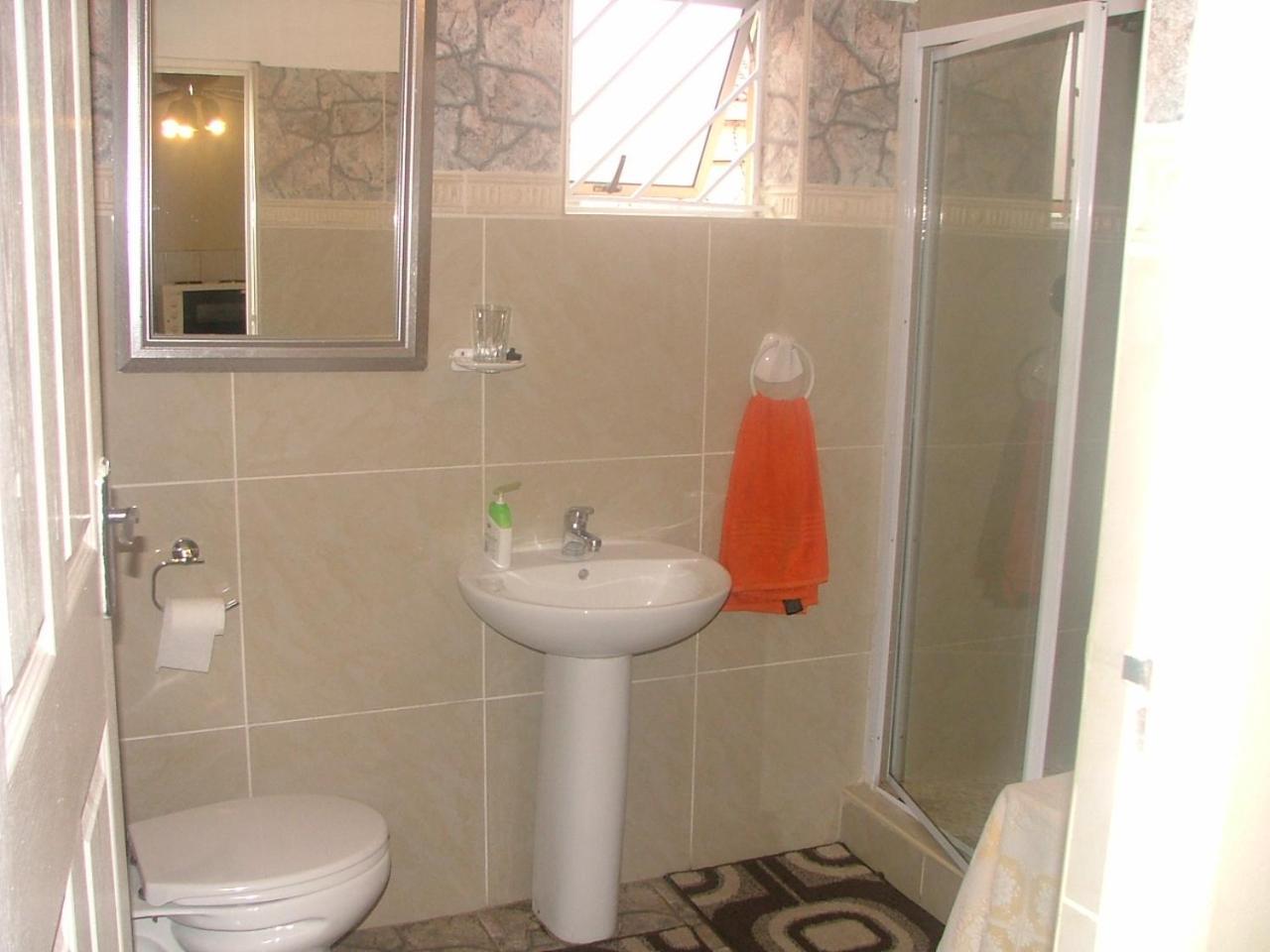 Mbalentle Guesthouse Bishop Lavis Buitenkant foto