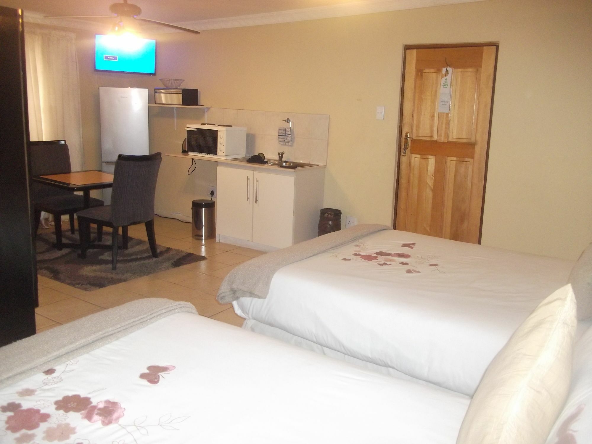 Mbalentle Guesthouse Bishop Lavis Buitenkant foto