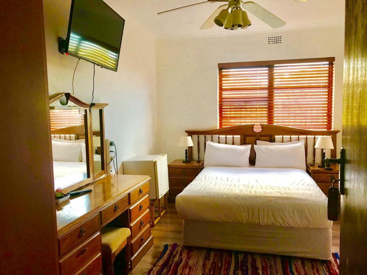 Mbalentle Guesthouse Bishop Lavis Buitenkant foto